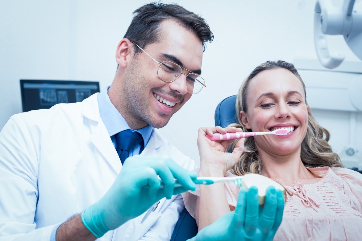 در طول معاینه روتین دهان و دندان چه اتفاقی می‌افتد؟